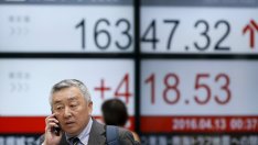 Слабият долар и понижената лихва в Южна Корея натежаха върху азиатските индекси