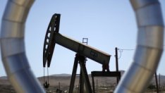 Петролът се понижи след неочакваното повишение на седмичните запаси