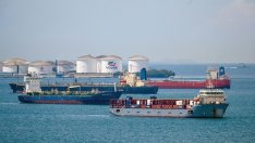 Руският петрол чака купувачи, Киев твърди за удар по платформа в Каспийско море