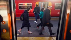 Ръстът на заплатите във Великобритания набра скорост, но изостава от инфлацията