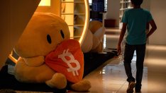 Геополитическите трусове изпратиха цената на биткойна до 10-дневно дъно