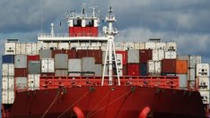 Японският износ се свива с почти 15%, вносът - с над 20%