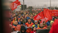 Volkswagen и синдикатите продължават преговорите, работниците готвят нови стачки