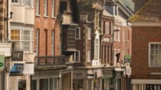 Британската икономика се свива с рекордните над 20% през април