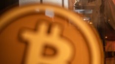 Последният срив на биткойна показва опасностите за заплатите в криптовалута