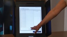 ЦИК се обединява около мнението да се гласува с една карта