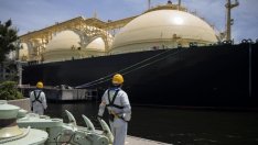 Защо отчаяната за газ Европа не купува втечнено гориво