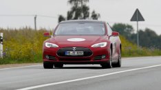 Tesla тества модифицирана версия на Model S с три мотора