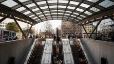 Броят на американците, получаващи помощ при безработица, скача повече от очакваното