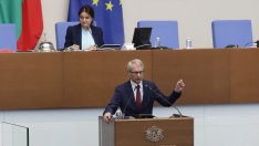 Кабинетът „Денков-Габриел“ оцеля при първия си вот на недоверие