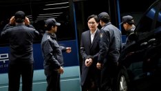 Срещата на акционерите на Samsung попада в сянката на ареста на Лий