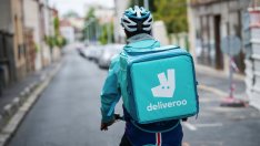 Deliveroo предупреди за отслабване на бизнеса, тъй като потребителите затягат коланите