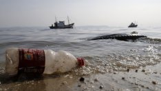 Великобритания иска да пребори замърсяването с по-високи такси за пластмасата