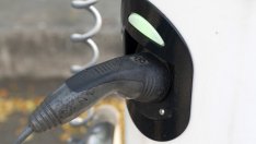 Защо ремонтът на електромобили е толкова скъп?