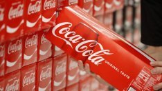 Coca-Cola компенсира проблемите с доставките с по-високи цени на напитките си