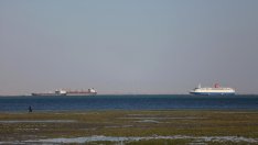 Товарен кораб със зърно от Украйна заседна за кратко в Суецкия канал