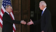 Срещата на Путин и Байдън започна с кратко ръкостискане