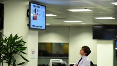 Паундът пое надолу след оповестяването на първите изборни резултати