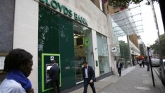 Великобритания ще продължи с продажбата на акции от Lloyds