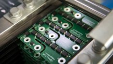 Черният пазар на чипове в Китай привлича отчаяни автомобилни концерни