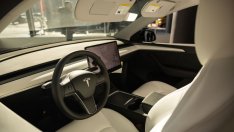 Tesla предлага безплатен пробен период на системата за подпомагане на водача в САЩ