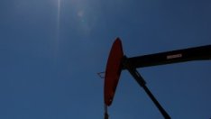 Силните онлайн продажби в САЩ тласнаха цените на петрола до тримесечен връх*