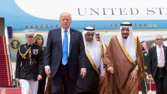 Доналд Тръмп кацна в Саудитска Арабия, на фона на кризата в администрацията му