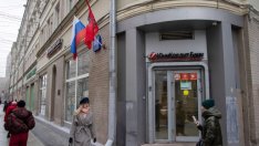 Санкциите забавят излизането на UniCredit от руската Alfa-Bank