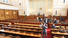 Антикризисните мерки влизат в парламента. Но ще минат ли? 