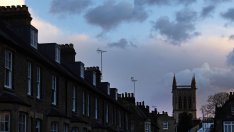 Продавачите на жилища във Великобритания забавят темпа на покачване на офертните цени