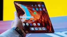 Motorola показа първия си сгъваем телефон тип "книга"