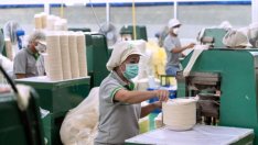 Заводската активност на Япония се свива за 15-и пореден месец