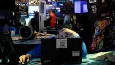 Страховете около омикрон варианта помрачиха увереността на Wall Street