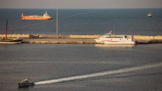 800 кораба са блокирани в Ормузкия проток, който остава затворен засега