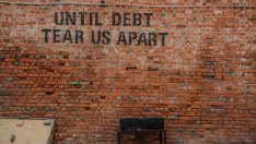 Съотношението на световния дълг към БВП спада, но остава на предпандемични нива