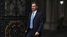 Новият британски финансов министър обяви пълен данъчен обратен завой 