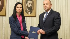  Мария Габриел върна на президента изпълнен първия мандат