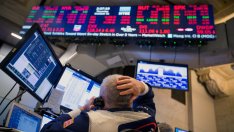 Nasdaq записа най-лошия си ден от 2022 г., а Dow отстъпи с близо 900 пункта