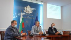 Здравното министерство ще проучва колко българи са се срещали с COVID-19