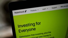 Американският борсов регулатор разследва и криптобизнеса на Robinhood