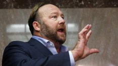 Facebook размаха голямата метла срещу влиятелни крайнодесни политици