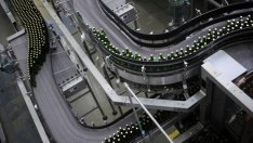 Заетите в индустрията у нас намаляват, в услугите нарастват