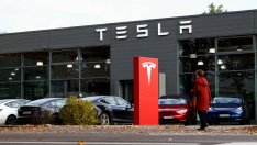 Германският завод на Tesla ограничава производството заради атаките в Червено море