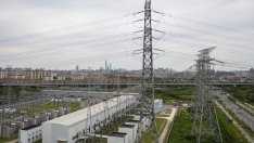 Производството на електроенергия в България се свива за втори пореден месец през април
