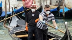 Венецианските гондолиери плават в бурни води