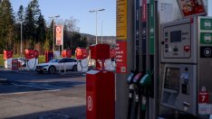 МАЕ: Низходящият ефект върху петрола от налагането на електромобили се забавя 