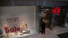 Растежът на приходите на H&M секва, тъй като по-скъпите дрехи отблъсват купувачите