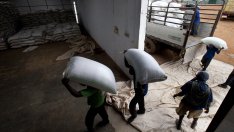 Търговците на кафе в Европа бързат да натрупат запаси преди новите правила