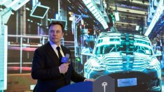 Колите на Tesla ще могат да си комуникират с пешеходците