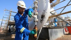 Петролът поевтинява заради опасенията около търсенето и ръста на запасите в САЩ